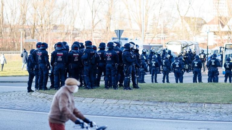 Die Polizei ist bei der Partie zwischen Hansa Rostock und dem FC St.