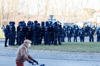 Die Polizei ist bei der Partie zwischen Hansa Rostock und dem FC St.