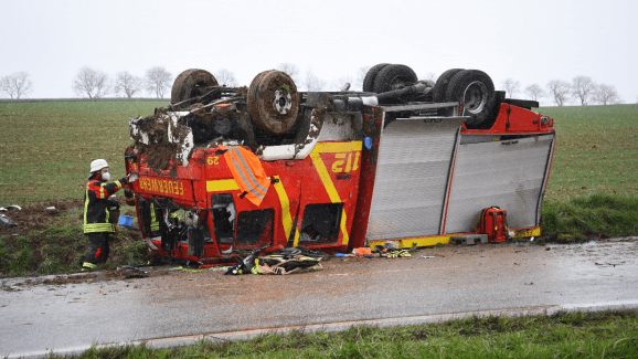 Der verunglückte Einsatzwagen: Mehrere Feuerwehrleute wurden bei dem Unfall verletzt. Der verunglückte Einsatzwagen: Mehrere Feuerwehrleute wurden bei dem Unfall verletzt.