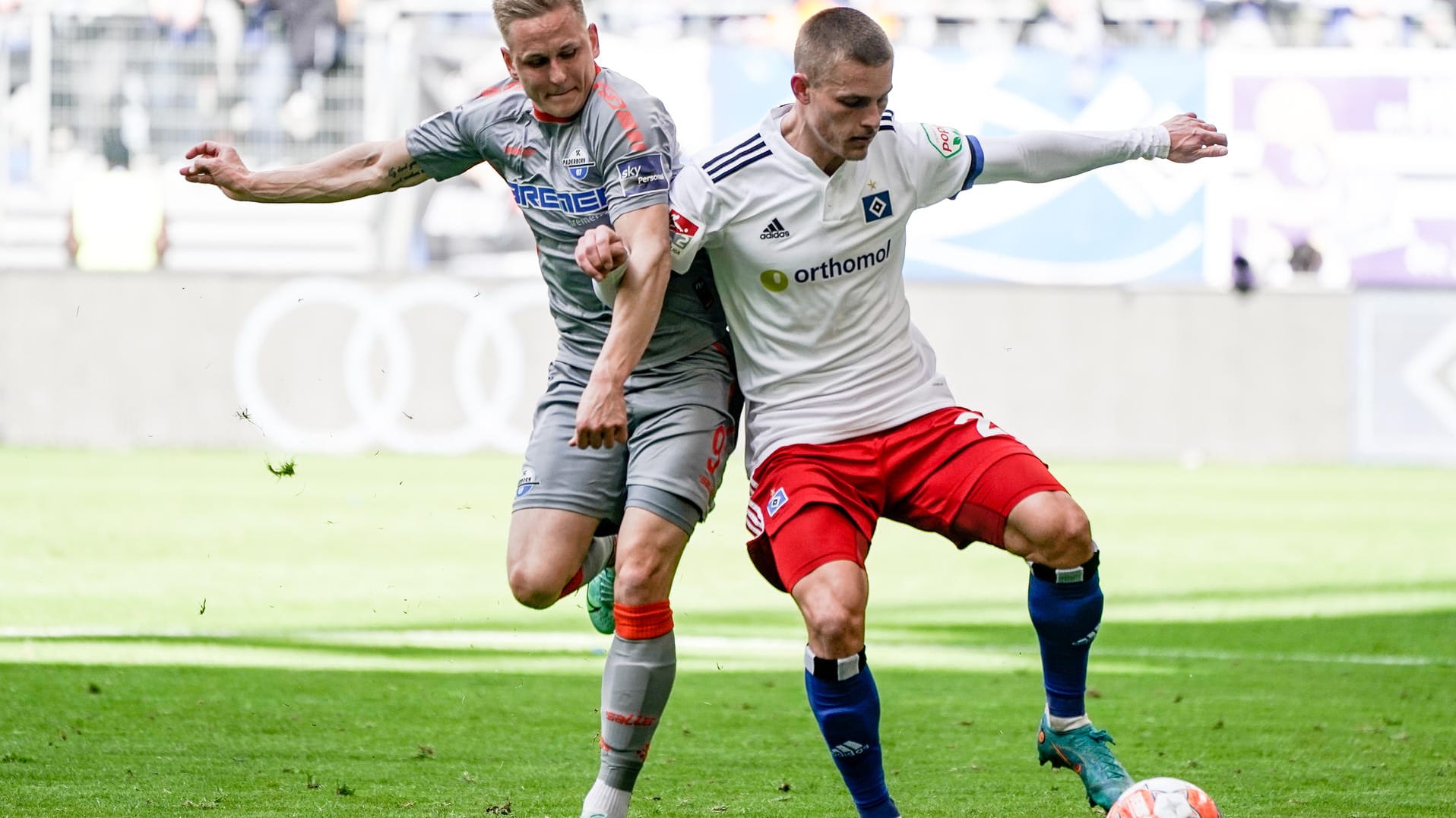 Paderborns Kai Pröger (l) und Hamburgs Miro Muheim kämpfen um den Ball: Die Niederlage des HSV wirft die Rothosen weit zurück.