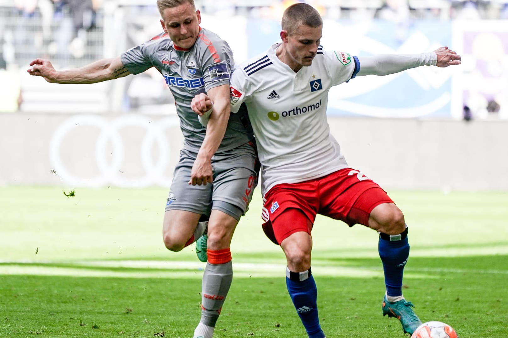 Paderborns Kai Pröger (l) und Hamburgs Miro Muheim kämpfen um den Ball: Die Niederlage des HSV wirft die Rothosen weit zurück.