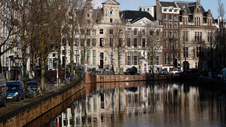 Eine Gracht in Amsterdam: Passanten retteten die Passagiere aus dem Wasser.
