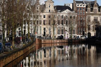 Eine Gracht in Amsterdam: Passanten retteten die Passagiere aus dem Wasser.