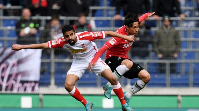 Sei Muroya (r) von Hannover und Sarpreet Singh von Regensburg Sei Muroya (r) von Hannover und Sarpreet Singh von Regensburg