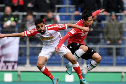 Sei Muroya (r) von Hannover und Sarpreet Singh von Regensburg