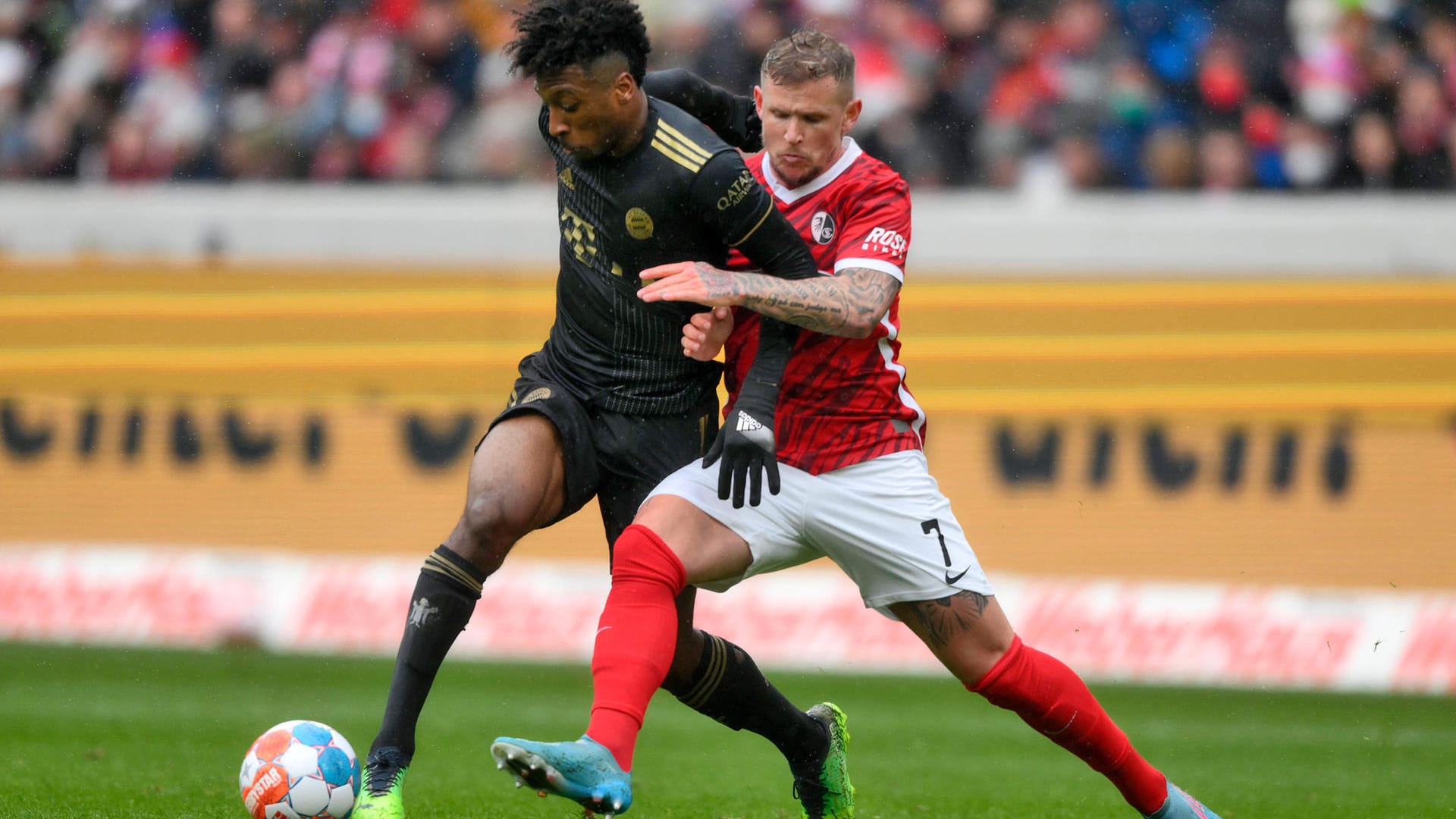 Kingsley Coman (l.) im Zweikampf mit Jonathan Schmid.