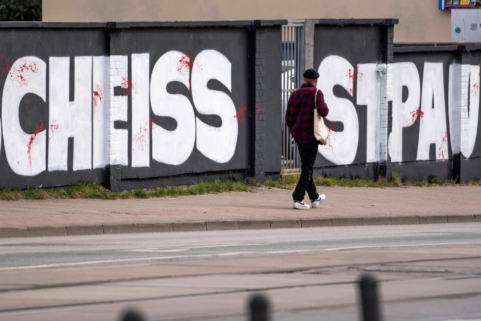 "Scheiss St. Pauli": Ein Bild aus der Rostocker Innenstadt.