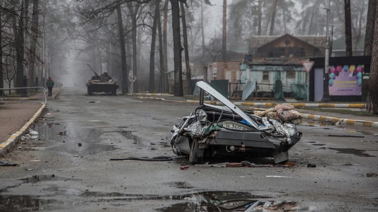 Ein zerdrücktes Auto in der ukrainischen Stadt Bucha: Dort wurden offenbar viele tote Zivilisten gefunden.