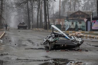 Ein zerdrücktes Auto in der ukrainischen Stadt Bucha: Dort wurden offenbar viele tote Zivilisten gefunden.