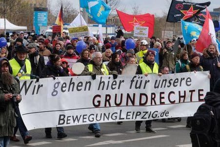 Teilnehmende einer Demonstration von Gegnern der Coronamaßnahmen tragen ein Transparent mit der Aufschrift "Wir gehen hier für unsere Grundrechte".