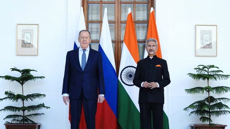 Sergej Lawrow (l) und Subrahmanyam Jaishankar (r) in Neu-Delhi, Indien: Russland lockt die indische Regierung mit Rabatten auf Importe von Waren wie Öl oder Kokskohle.