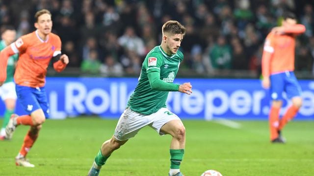 Werders Romano Schmid am Ball