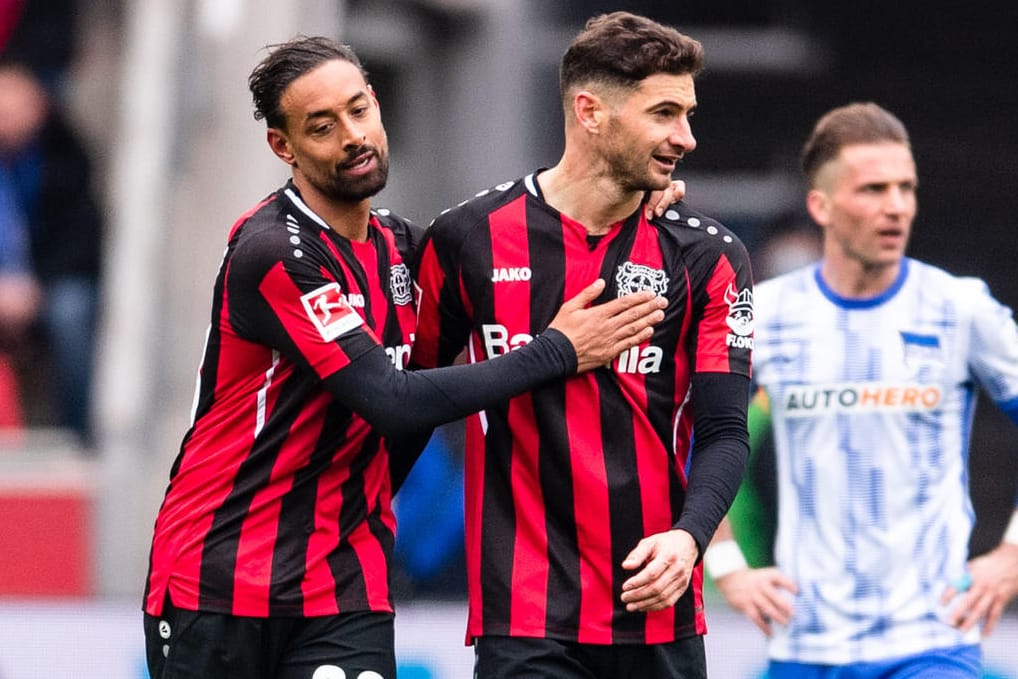 Torschütze Lucas Alario (r.): Nach seinem Treffer lässt er sich von Karim Bellarabi herzen.