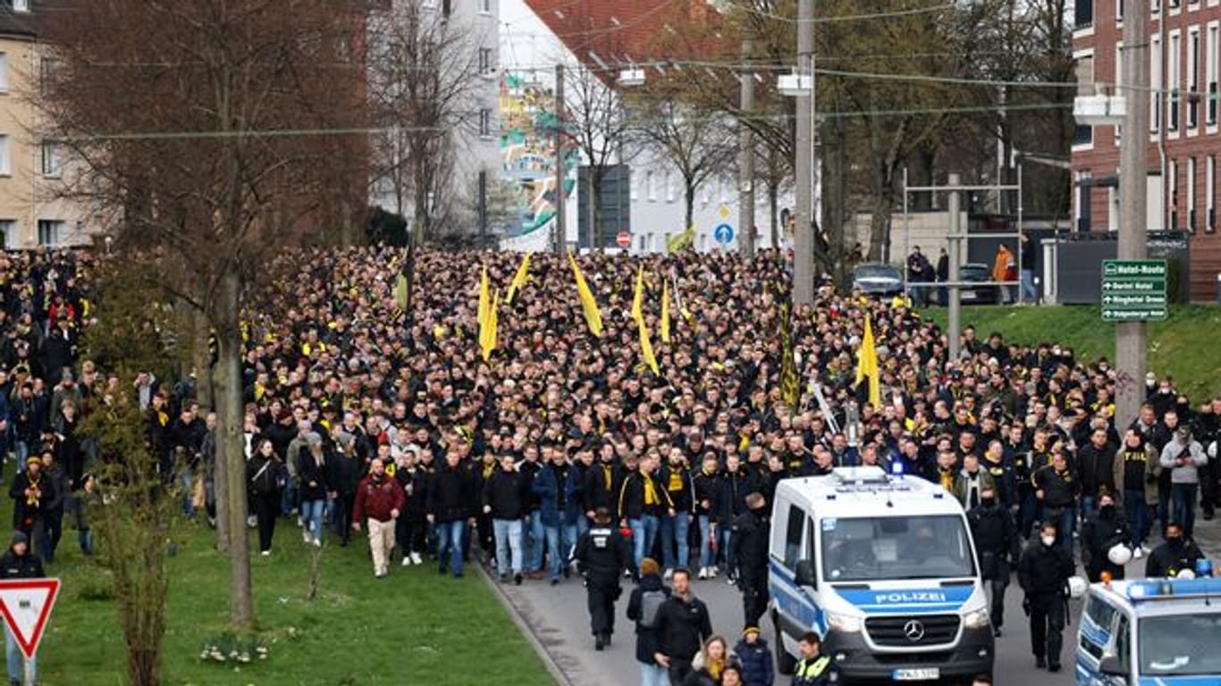 BVB-Fans ziehen durch die Dortmunder Innenstadt.