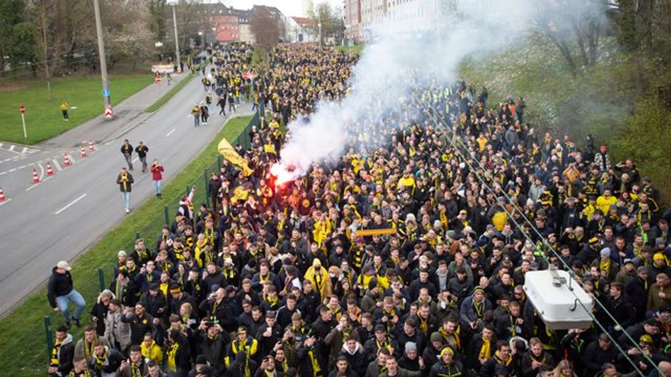 BVB-Fans gehen durch die Stadt zum Stadion