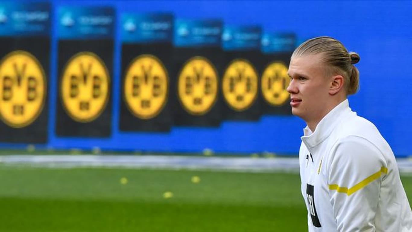 Dortmunds Erling Haaland wärmt sich vor dem Spiel auf