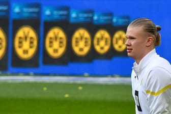 Dortmunds Erling Haaland wärmt sich vor dem Spiel auf