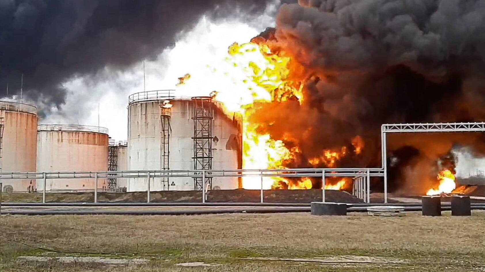 Belgorod, Russland: Nach dem mutmaßlichen Raketenangriff auf ein Öllager gibt es unterschiedliche Angaben über die Zahl der Verletzten, sie reichen von keine bis zwei.