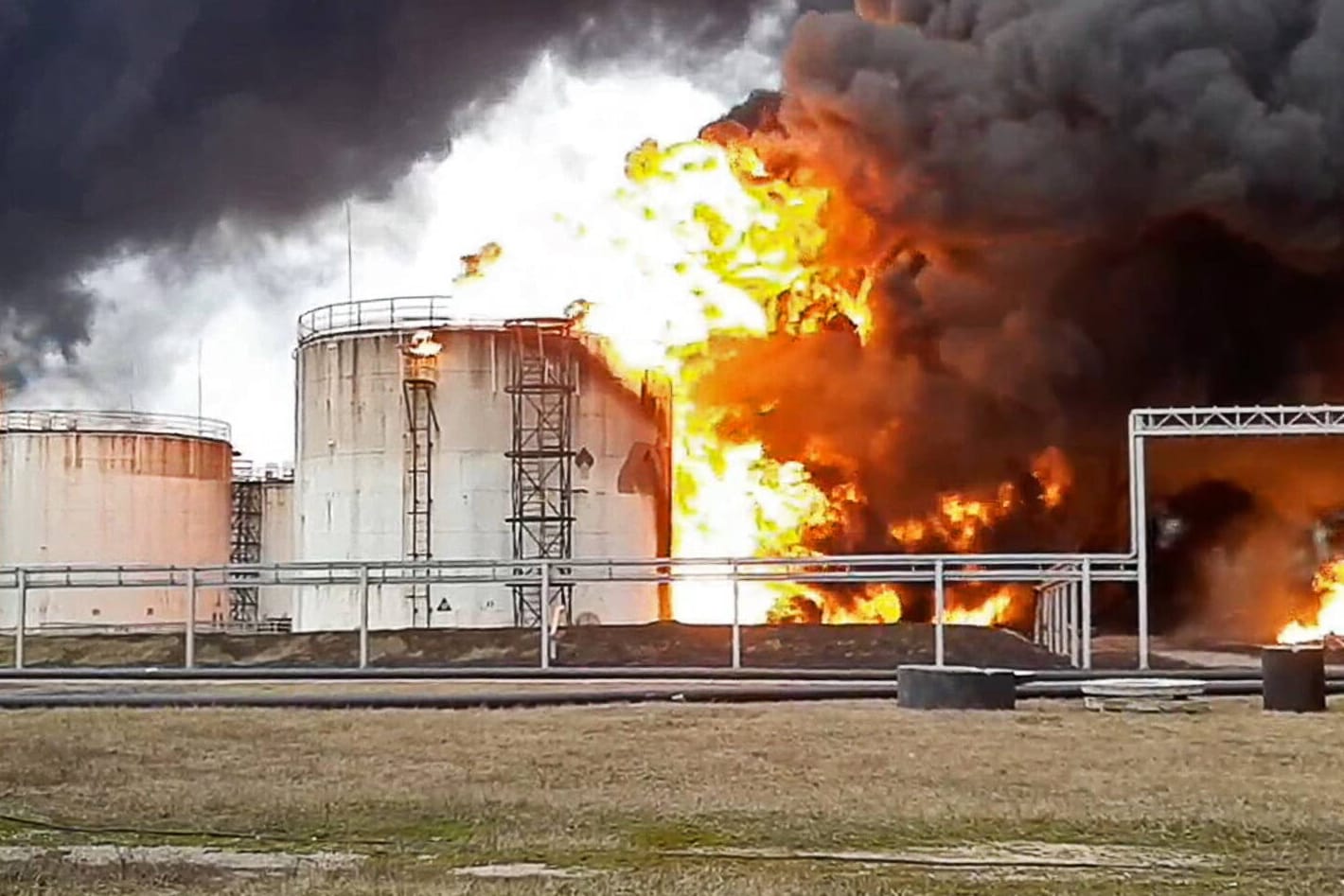 Belgorod, Russland: Nach dem mutmaßlichen Raketenangriff auf ein Öllager gibt es unterschiedliche Angaben über die Zahl der Verletzten, sie reichen von keine bis zwei.