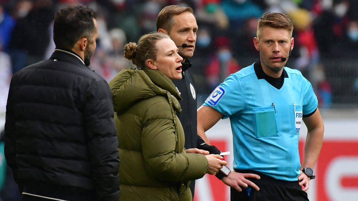 Schiedsrichter Christian Dingert (r.) im Gespräch mit Bayern-Vertretern: Die Panne könnte Folgen für den Rekordmeister haben.