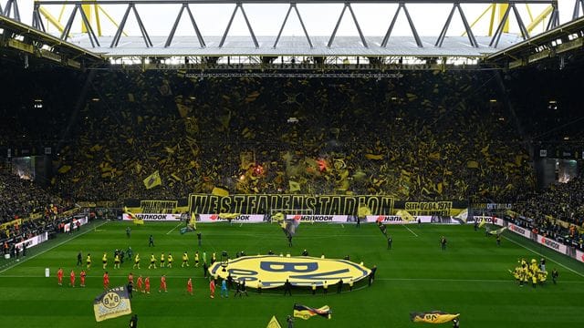 Erstmals seit über zwei Jahren war das Dortmunder Stadion wieder ausverkauft. Erstmals seit über zwei Jahren war das Dortmunder Stadion wieder ausverkauft.