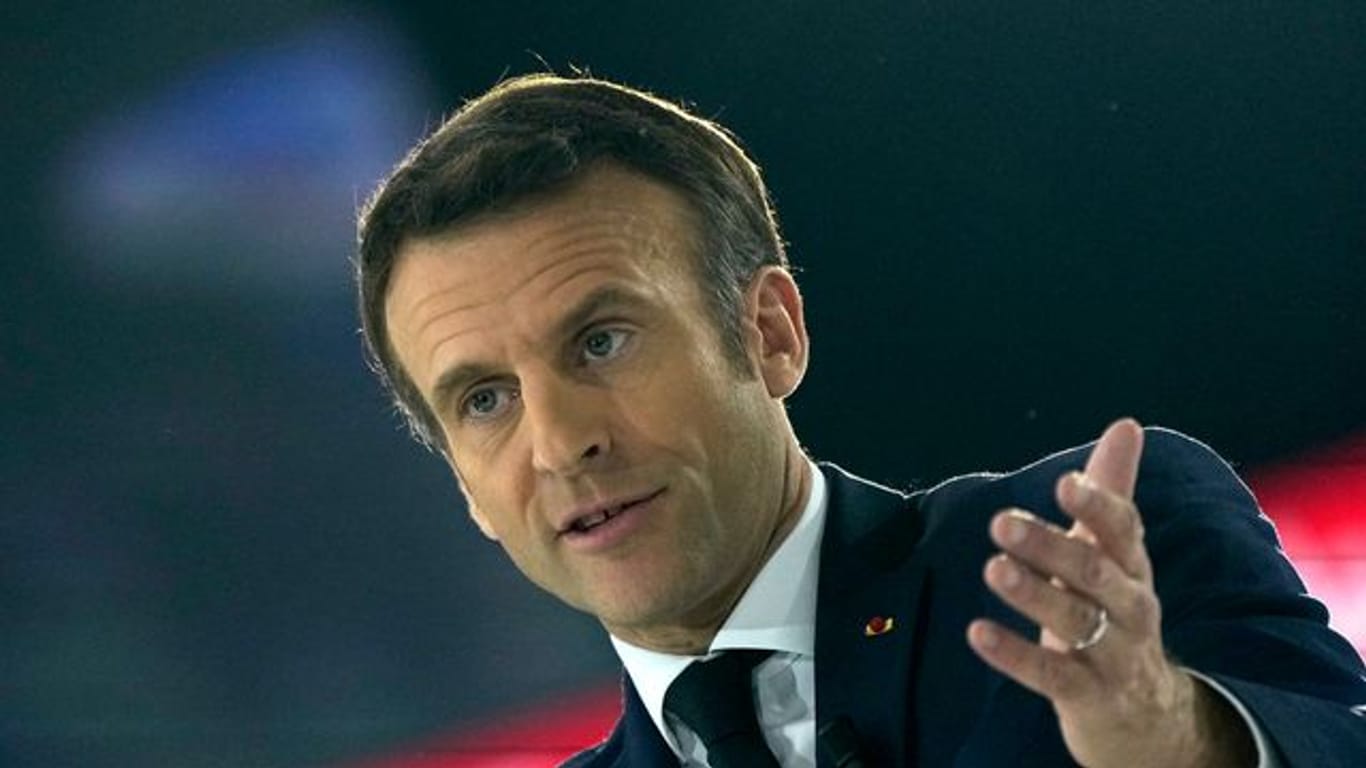 Frankreichs Präsident Emmanuel Macron spricht während einer Wahlkampfveranstaltung in der La Defense Arena in Nanterre.