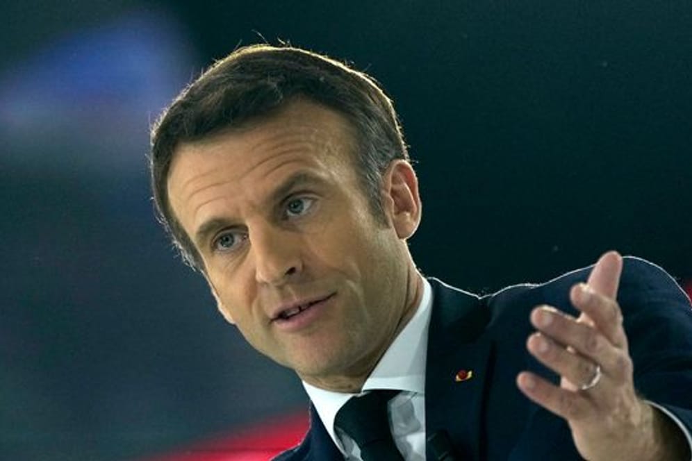Frankreichs Präsident Emmanuel Macron spricht während einer Wahlkampfveranstaltung in der La Defense Arena in Nanterre.