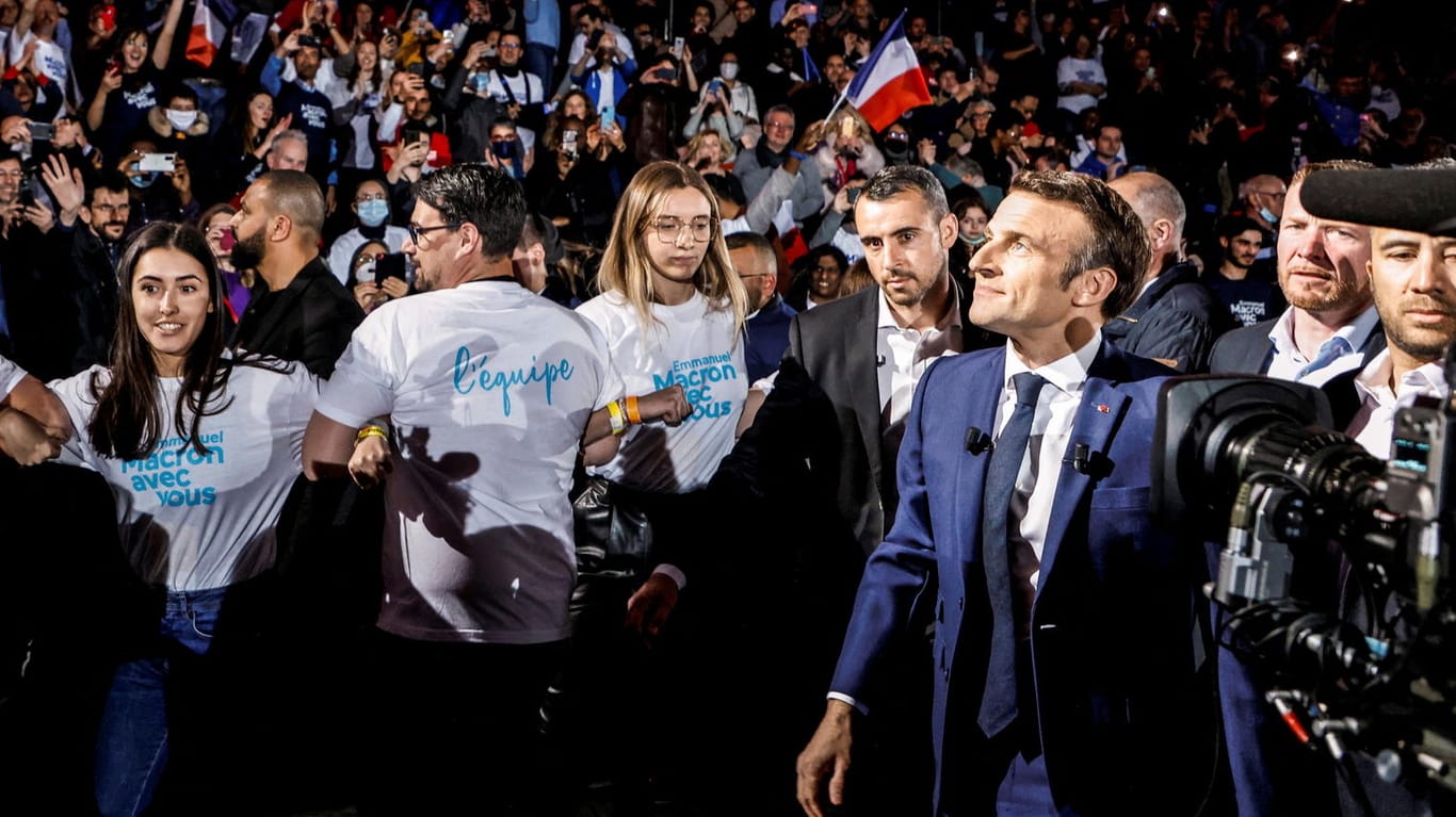 Emmanuel Macron: "Wir sind hier, um zu überzeugen (...), für unser Zukunftsprojekt für Frankreich und Europa", rief der französische Präsident bei seinem Einzug in die Paris La Défense Arena.