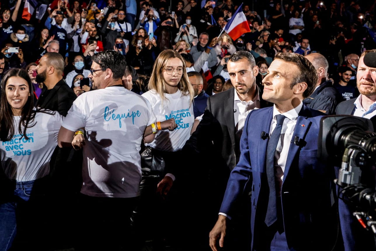 Emmanuel Macron: "Wir sind hier, um zu überzeugen (...), für unser Zukunftsprojekt für Frankreich und Europa", rief der französische Präsident bei seinem Einzug in die Paris La Défense Arena.