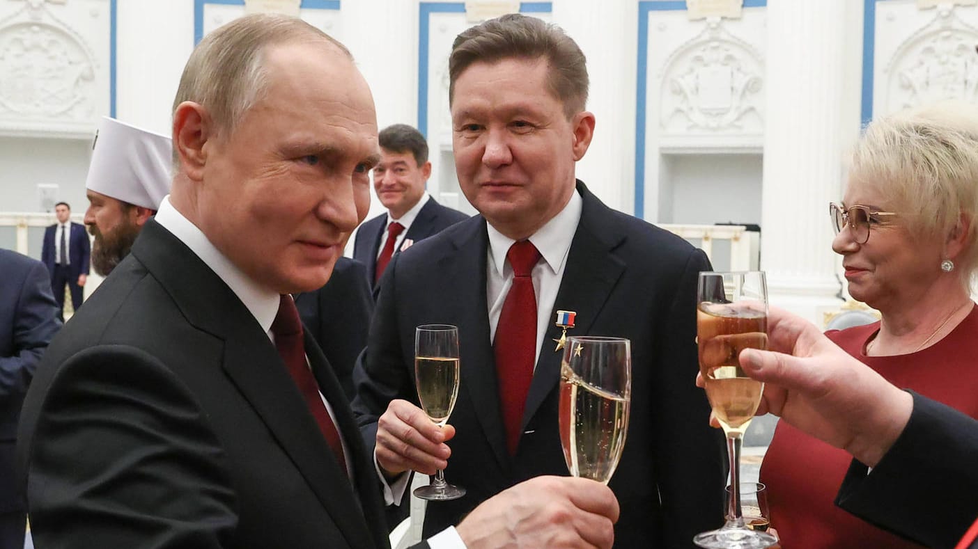 Russlands Machthaber Wladimir Putin (l.) mit seinem Vertrauten Alexei Miller, dem Chef des Gazprom-Konzerns: Die Investments des russischen Staatskonzerns in Europa werden zum Wirtschaftskrimi.