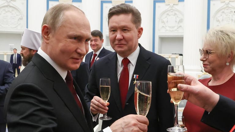 Russlands Machthaber Wladimir Putin (l.) mit seinem Vertrauten Alexei Miller, dem Chef des Gazprom-Konzerns: Die Investments des russischen Staatskonzerns in Europa werden zum Wirtschaftskrimi.