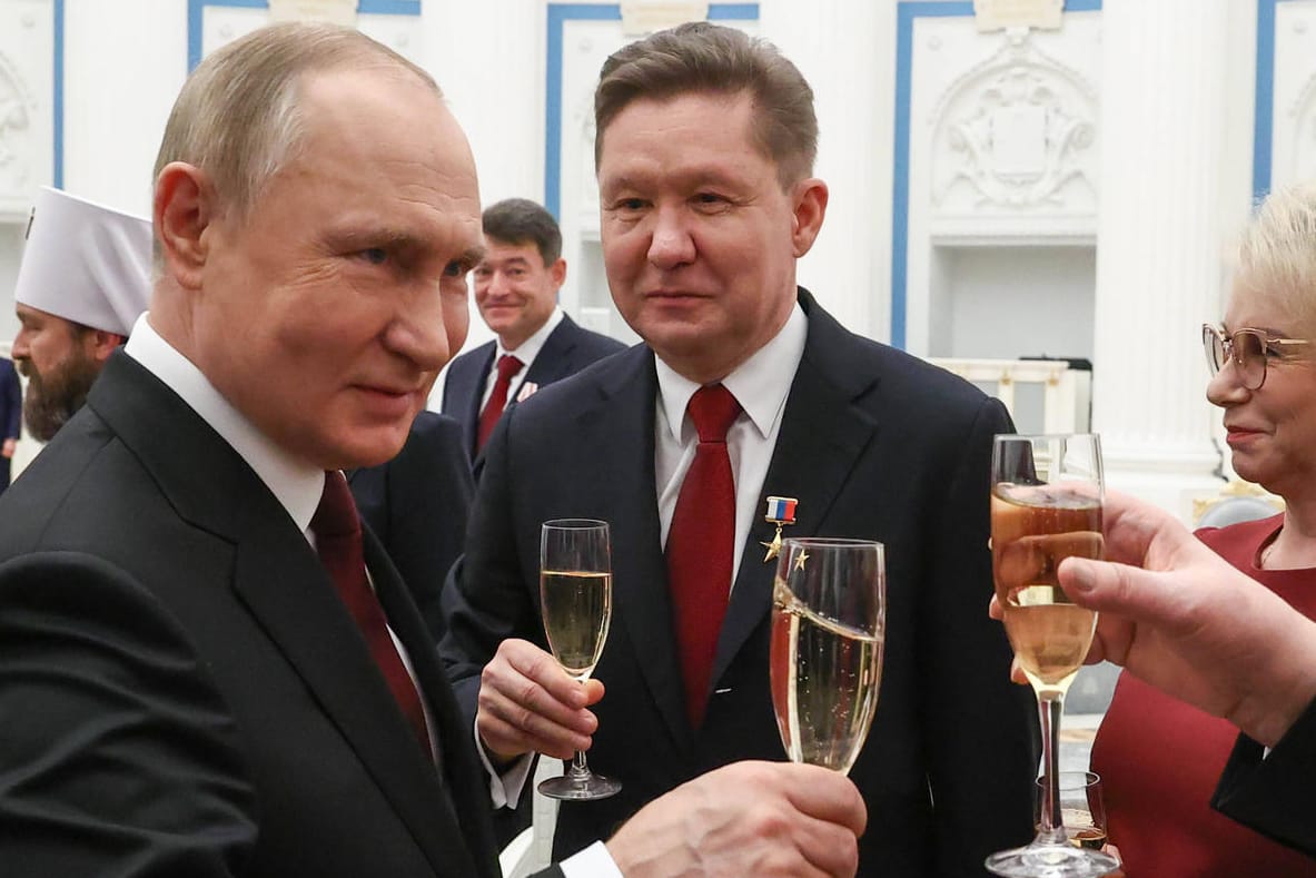Russlands Machthaber Wladimir Putin (l.) mit seinem Vertrauten Alexei Miller, dem Chef des Gazprom-Konzerns: Die Investments des russischen Staatskonzerns in Europa werden zum Wirtschaftskrimi. Russlands Machthaber Wladimir Putin (l.) mit seinem Vertrauten Alexei Miller, dem Chef des Gazprom-Konzerns: Die Investments des russischen Staatskonzerns in Europa werden zum Wirtschaftskrimi.