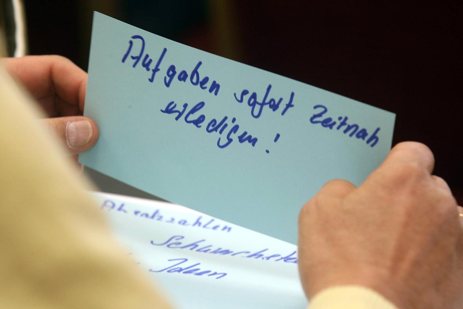 Zeitangaben: "zeitnah" und "sofort" sind eher gegensätzliche Begriffe. Da "sofort" eher "jetzt" oder "in diesem Augenblick" bedeutet. "Zeitnah" hingegen kann einige Tage aber auch einige Wochen heißen.