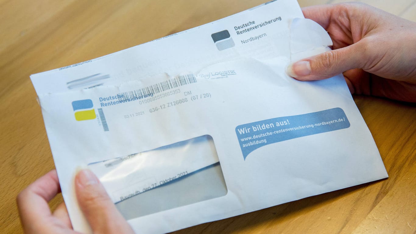 Ein Brief der Deutschen Rentenversicherung (Symbolbild): Die Rentenauskunft ersetzt ab dem 55. Lebensjahr die Renteninformation.