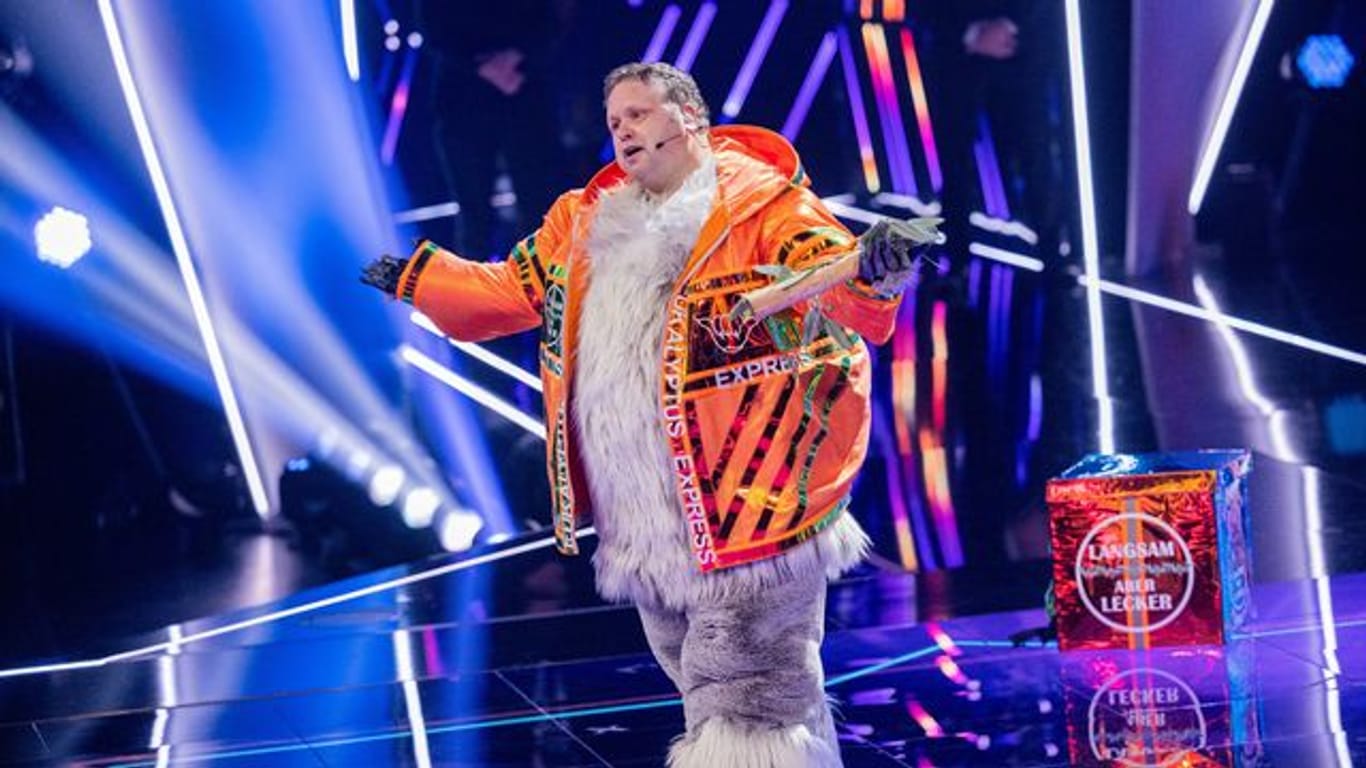 Paul Potts, britischer Tenor, steht als Figur "Der Koala" in der Prosieben-Show "The Masked Singer" auf der Bühne.