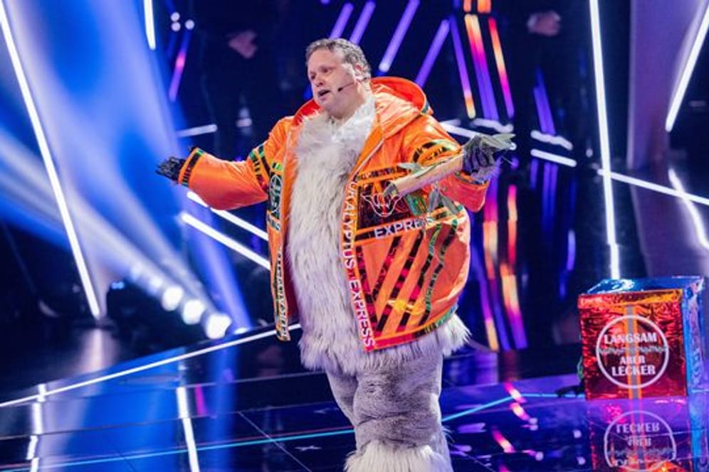 Paul Potts, britischer Tenor, steht als Figur "Der Koala" in der Prosieben-Show "The Masked Singer" auf der Bühne.