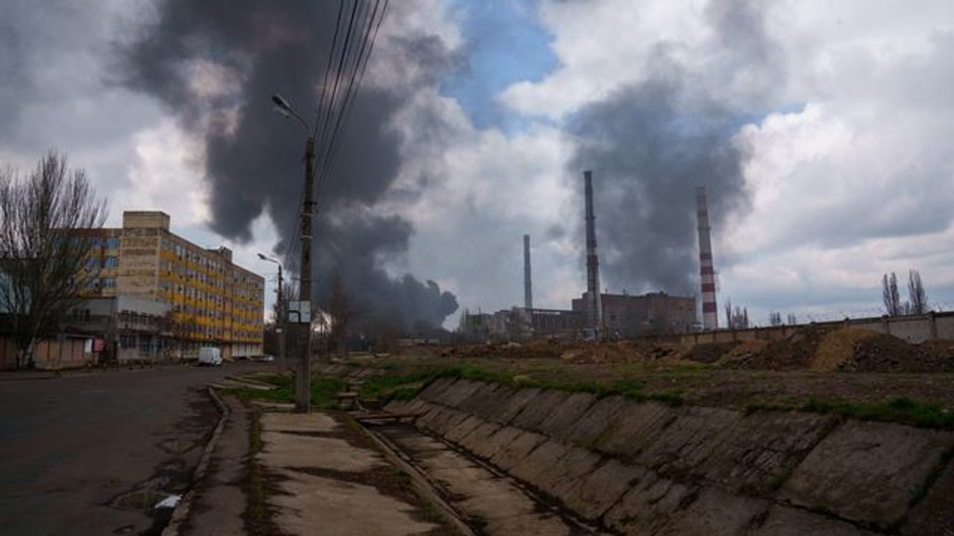 Schwarzer Rauch steigt am Horizont auf, nachdem das russische Militär ein Treibstoffdepot beschossen hat.