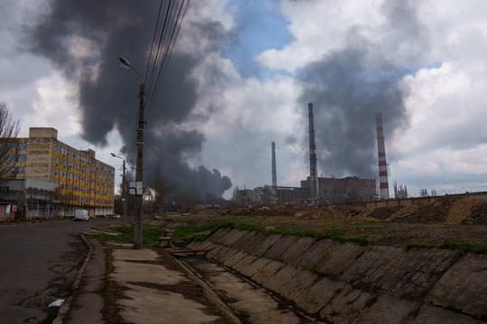 Schwarzer Rauch steigt am Horizont auf, nachdem das russische Militär ein Treibstoffdepot beschossen hat.