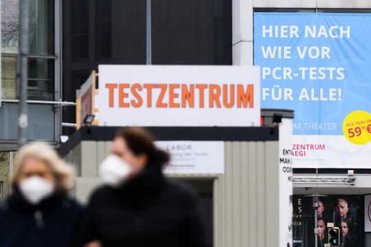 Ein Corona-Testzentrum in Hannover wirbt für PCR-Tests (Archivbild): Die Sieben-Tage-Inzidenz sinkt weiter.