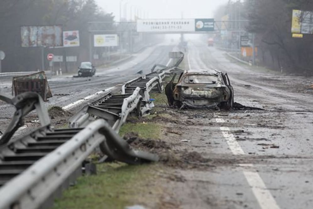 Ein zerstörtes Auto auf einer Landstraße in Butscha.
