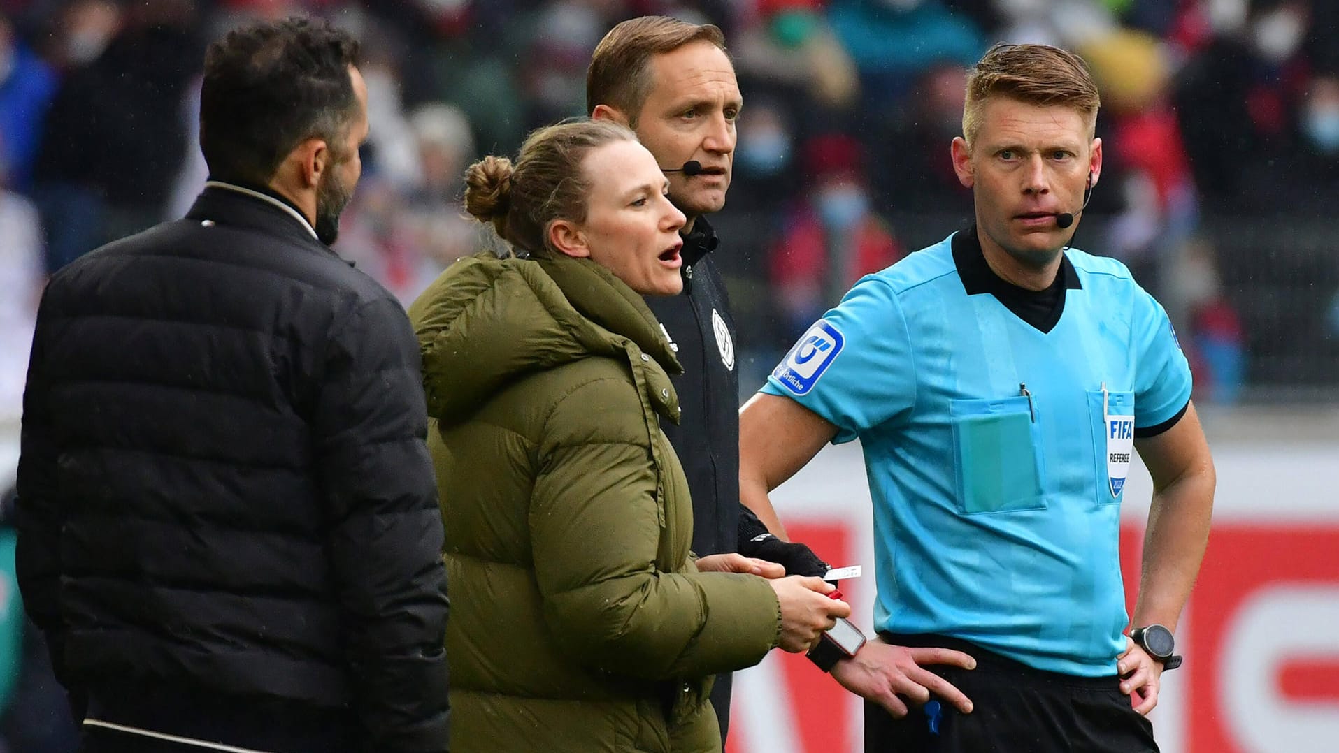 Im Mittelpunkt des Wechselfehlers: Bayern-Teammanagerin Kathleen Krüger (M.) und Schiedsrichter Dingert (r.). Im Mittelpunkt des Wechselfehlers: Bayern-Teammanagerin Kathleen Krüger (M.) und Schiedsrichter Dingert (r.).