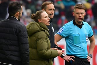 Im Mittelpunkt des Wechselfehlers: Bayern-Teammanagerin Kathleen Krüger (M.) und Schiedsrichter Dingert (r.).