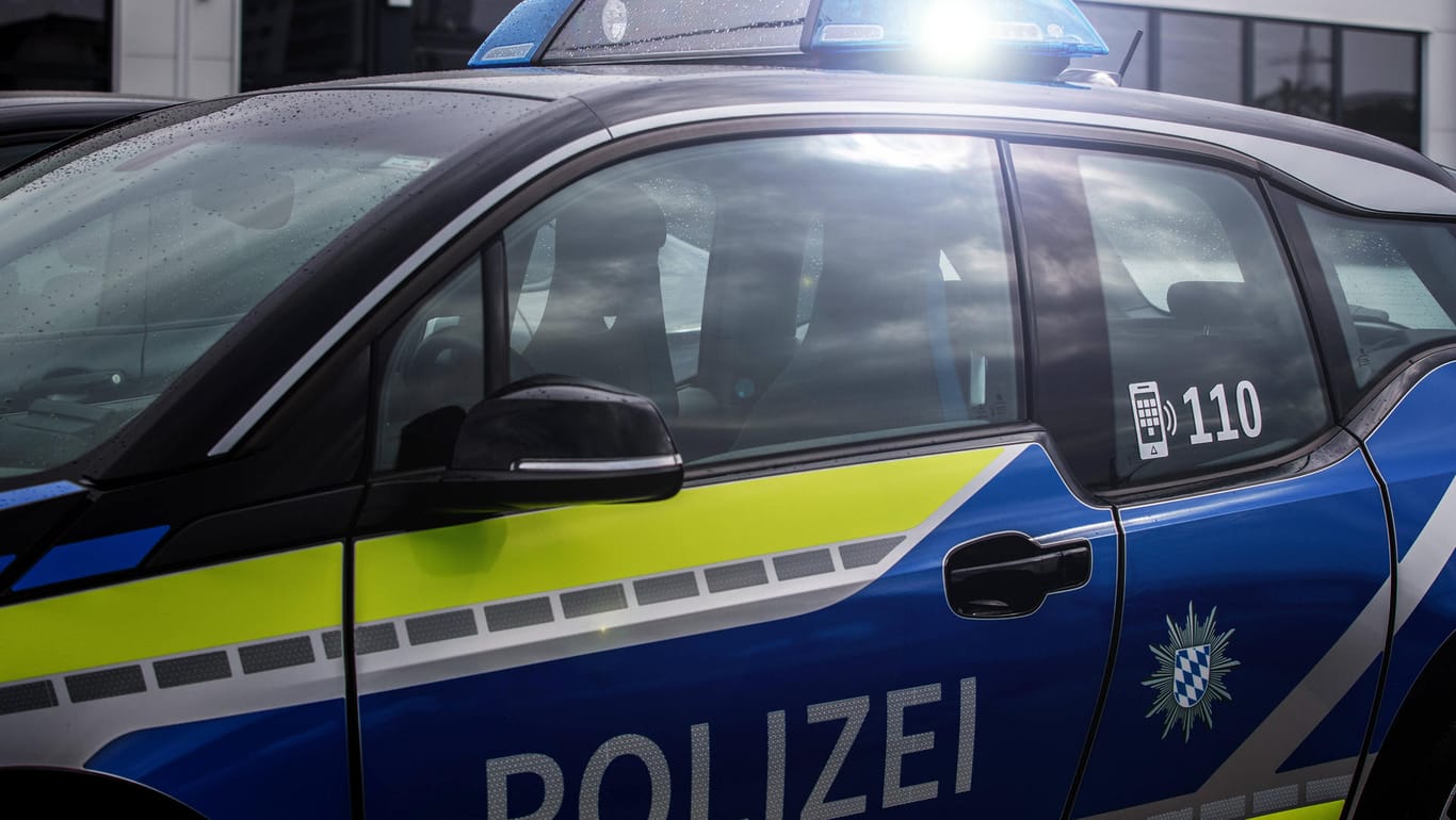 Polizei in Bayern (Symbolbild): Es gab mehrere Unfälle wegen Schnee und Glätte.