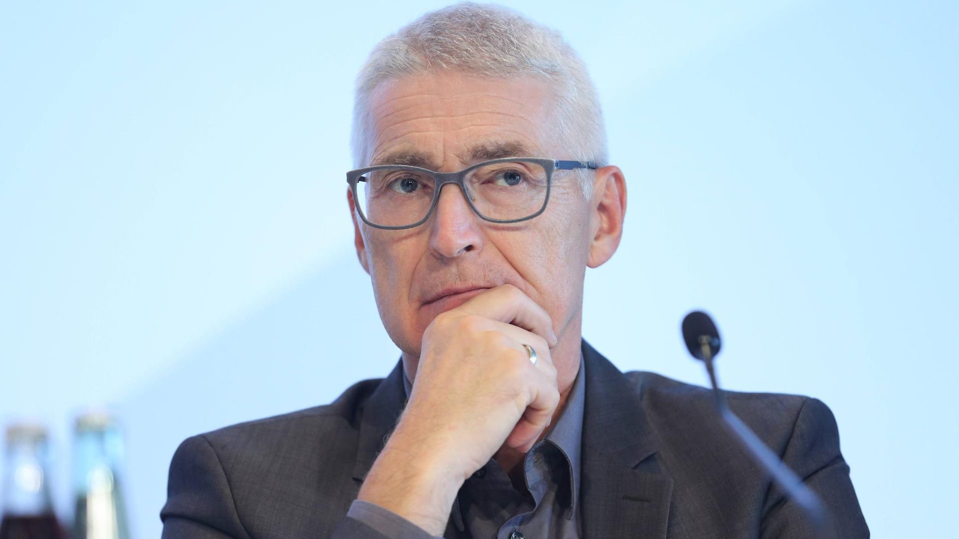 Kritischer Blick: Schiedsrichter-Chef Lutz Michael Fröhlich.