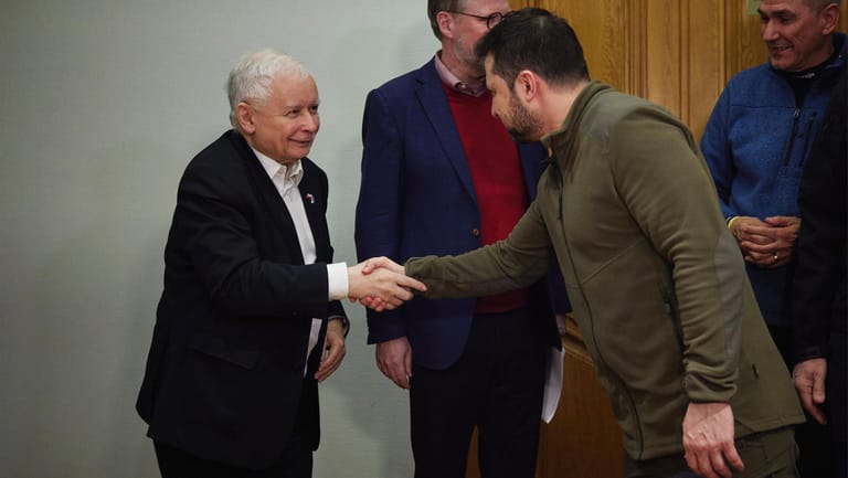 Jaroslaw Kaczynski (l) bei einem Treffen mit dem ukrainischen Präsidenten Wolodymyr Selenskyj: Polen fordert mehr Unterstützung an der Ostflanke.