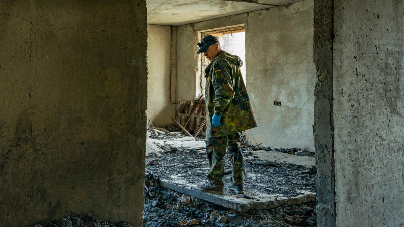 Ukrainischer Soldat in der Ruine eines Wohnhauses: In Charkiw gehen die russischen Truppen rücksichtslos vor.
