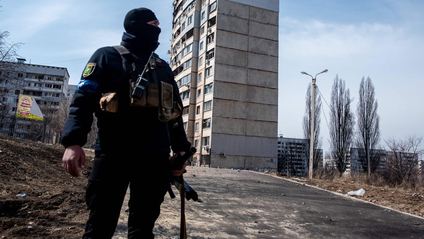 Ukrainischer Polizist in Charkiw: Die Großstadt wird von russischen Truppen angegriffen.