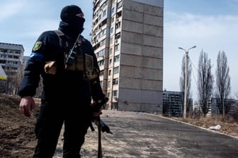 Ukrainischer Polizist in Charkiw: Die Großstadt wird von russischen Truppen angegriffen.