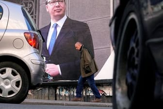 Ein Wahlplakat des amtierenden serbischen Präsidenten Aleksandar Vucic.