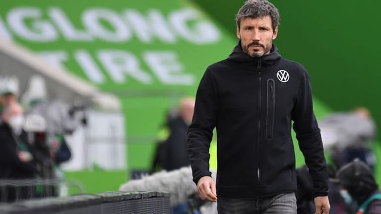 Auch der damalige Wolfsburg-Coach Mark van Bommel leistete sich einen Wechselfehler.